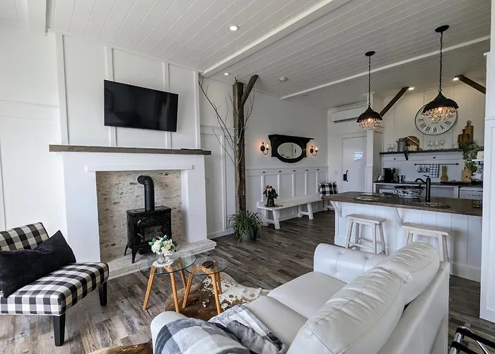 Autumn Lane B&B, Farmhouse Elegance & Stunning Lakeviews