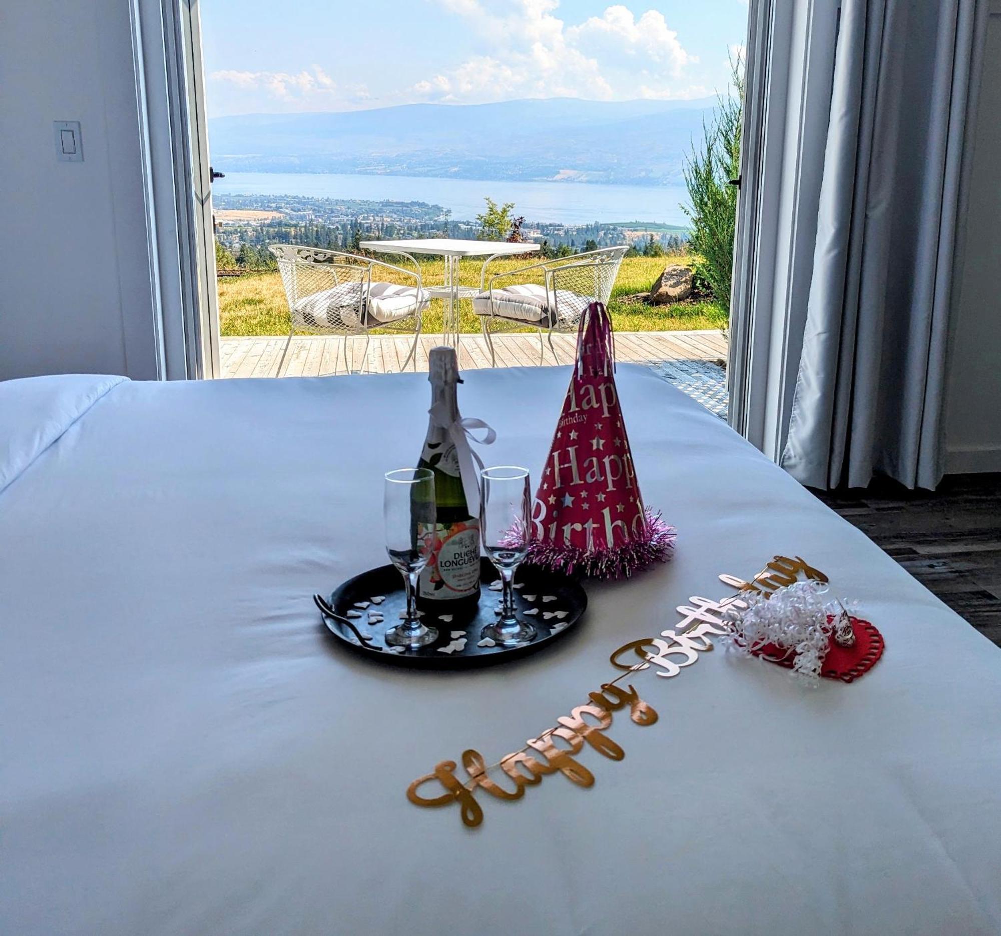 Autumn Lane B&b, Elegance & Stunning Lakeviews